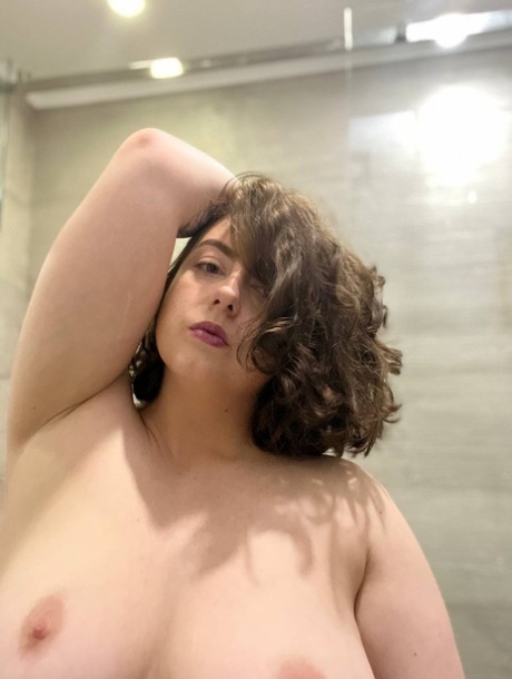 Den fylliga OnlyFans-modellen Kristi KKK visar upp sin knubbiga nakna kropp