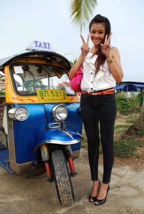 La jolie asiatique Hanna Lee fait un tour de cowgirl inversé à un vieux britannique.