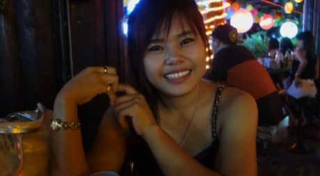 Süßes Amateur Thai Mädchen Mam entfernt ihre Kleidung und hat heißen POV Sex