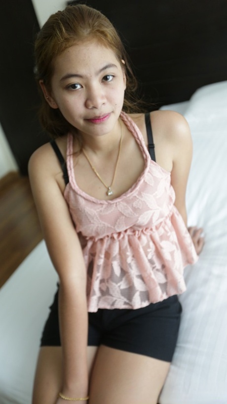 Aziatische tiener Mint toont haar harige kutje & hartvormige kontje & wordt gebeft