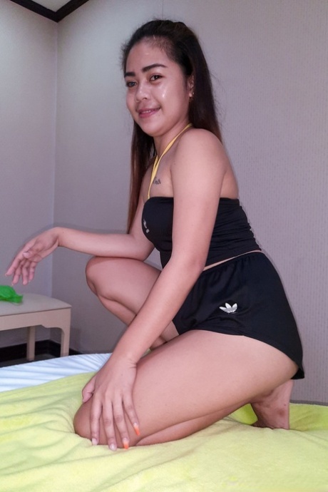 Amateur Filipina Christin Malaki Streifen nackt & nimmt einen Schwanz in ihrem haarigen Muff