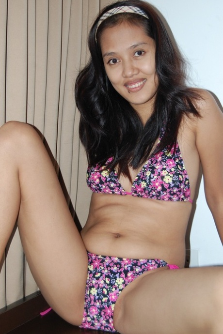 Filipina amateur Jehhan Ablog strips off her cute bikini and screws a stranger