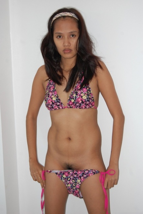 Filipina amateur Jehhan Ablog strips off her cute bikini and screws a stranger