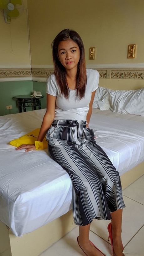 Filippinska skönheten Lyka Lucero får en monster ansiktsbehandling efter att ha sugit kuk i POV