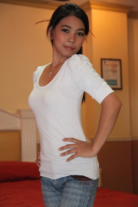 可爱的菲律宾女演员简-阿维拉（Jane Avila）脱光衣服，肆意口交