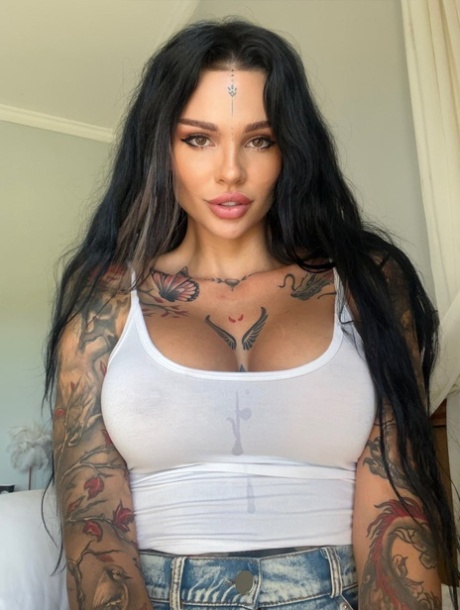 OnlyFans bimbo Sunny Free teases with her inked body & big boobs