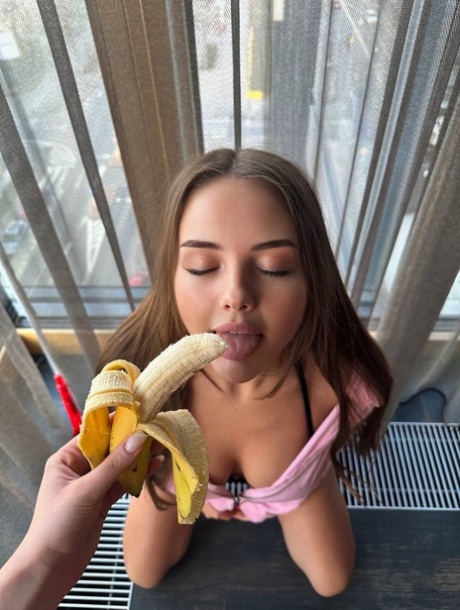 Sexet OnlyFans-teenager Vi Angel poserer i lyserødt lingeri foran spejlet