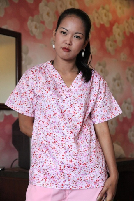 Het gelukkige Filipijnse dienstmeisje Mitch Jardeleza pijpt en neukt in een hotelkamer