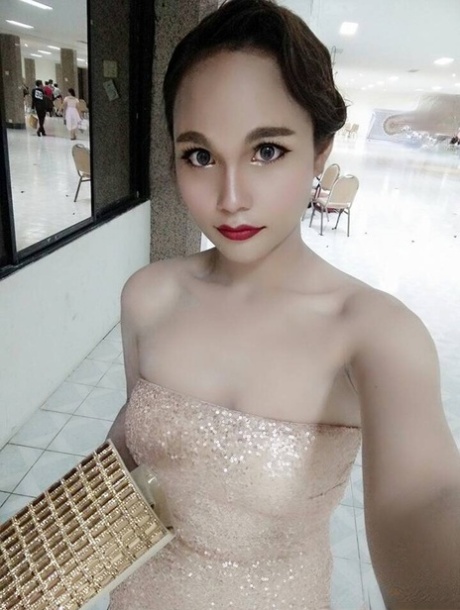 A doce ladyboy asiática Ayumi posa com os seus trajes sensuais e lingerie num ensaio a solo