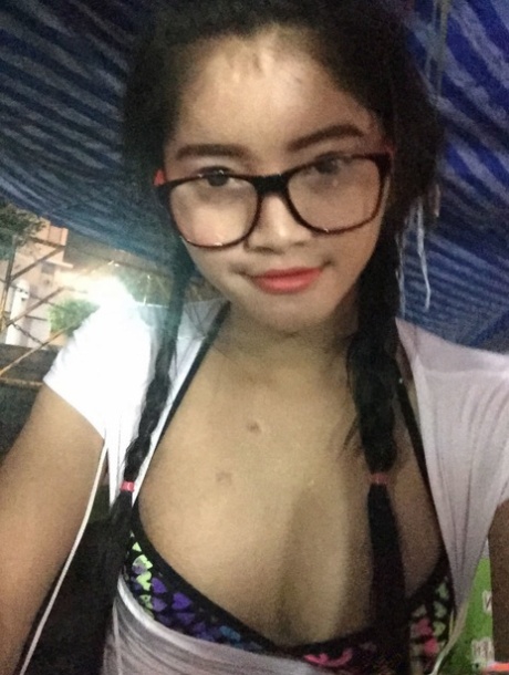 Pěkná asijská shemale ukazuje svá krásná prsa v sexy selfie kompilaci