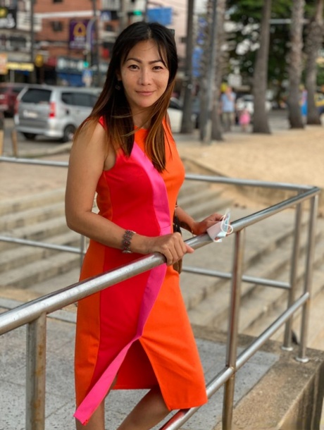 Het asiatisk MILF i sommerkjole Yumi suger og knuller en hingst i POV