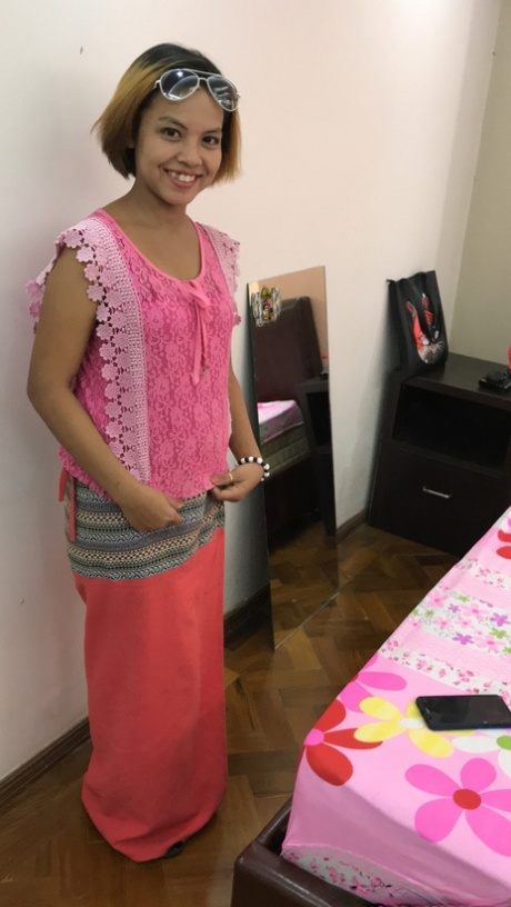 La guapa MILF indonesia Nindy folla con su vestido largo antes de posar desnuda