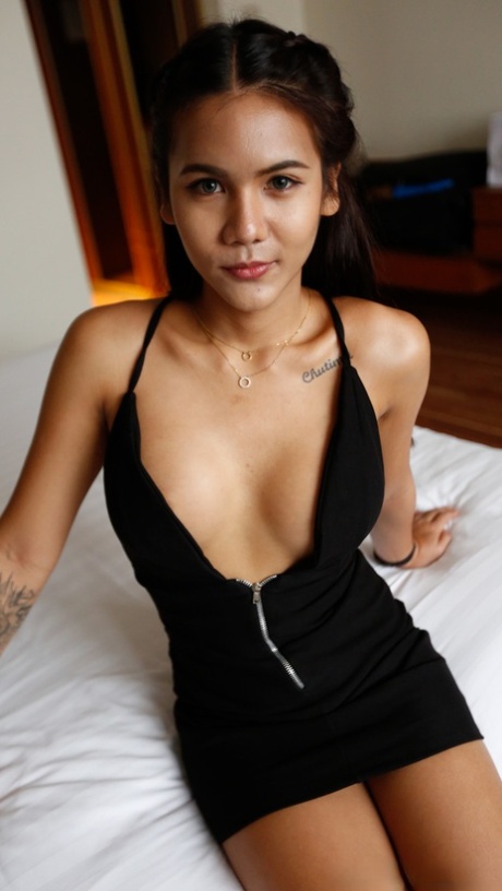 Brunette Aziatische tiener Tess B laat haar grote tieten zien en poseert in een hotelkamer