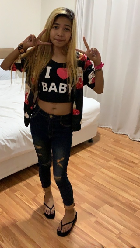 A asiática sexy Crystel B mostra a sua rata depilada e inchada antes e depois do sexo POV