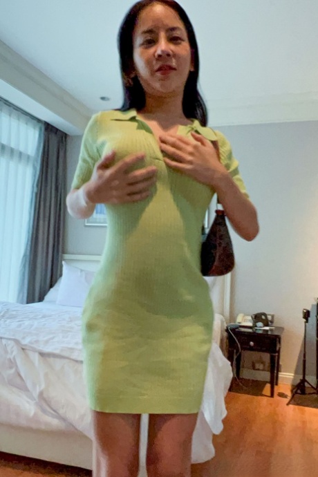 La preciosa ladyboy asiática Nan se desnuda y se la chupa a un desconocido