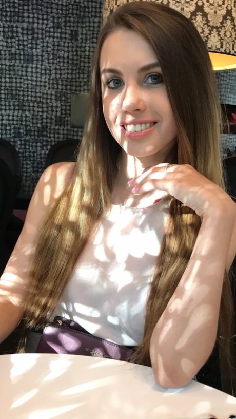 Mooie tiener Kristina poseert voor het hebben van doggystyle & Missionaris POV seks