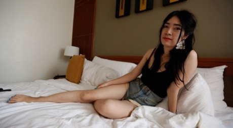 Petite Asian girl Vikki viser sine sexy føtter før hun suger og knuller en pikk