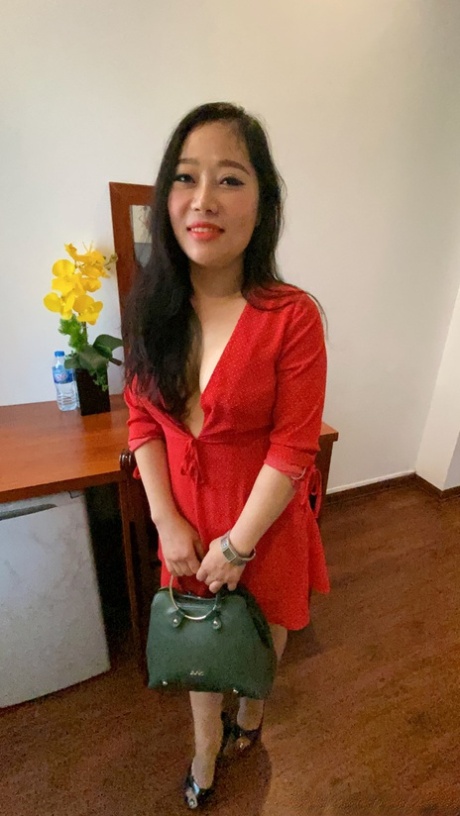Hot Asian MILF Pat D zeigt ihre perfekten Titten & nimmt eine Gesichtsbehandlung nach POV Sex