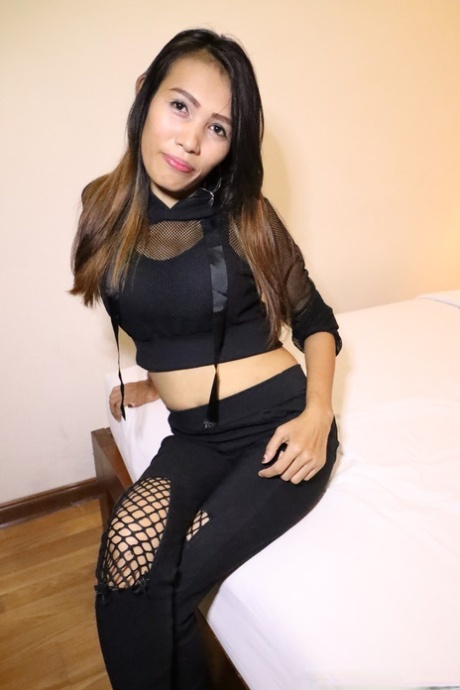 Den brune thai-babe Tata blotter sine brune brystvorter og bliver banket i POV-action