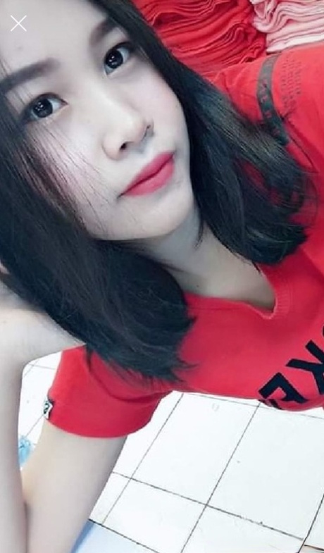 性感的亚洲人妖 Nancy 在她的合辑中穿着各种性感服装摆姿势