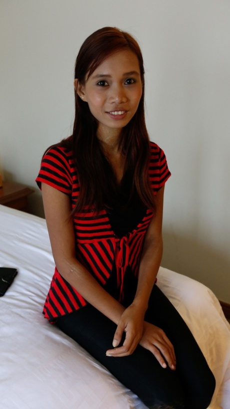 La delgada asiática Mimi B revela su cuerpo antes de una sesión de sexo POV