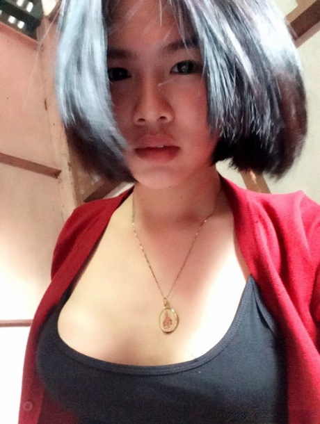 Ładna azjatycka shemale Gogo pozuje topless i w gorących strojach na seksownych selfie