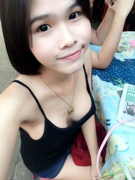 Pretty Asian shemale Gogo poserer toppløs og i sexy antrekk i sexy selfies
