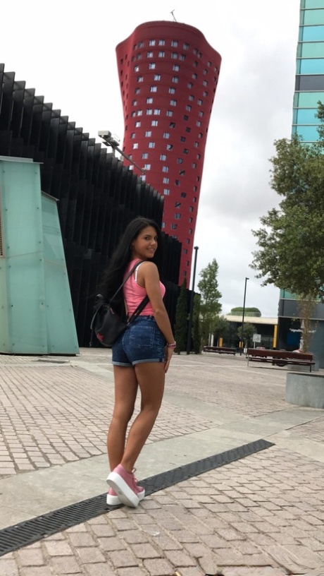 Сексуальная любительница Apolonia Lapiedra выставляет напоказ свою большую задницу, раздеваясь для POV-секса