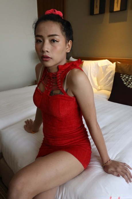 Lille asiatisk shemale i rød kjole viser sit undertøj frem, før hun sutter pik