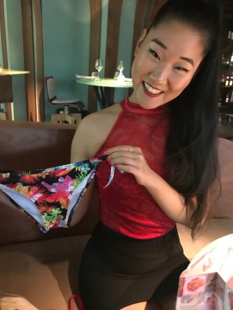 La asiática Fang posa y se desnuda antes de una sesión de sexo POV