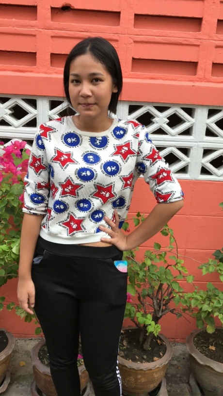 Asiatiska Thae Oo visar sin håriga fitta och sin tatuering när hon strippar för sex