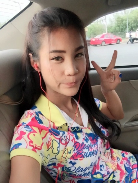 Süßer ladyboy Cartoon neckt mit Ihrer Spaltung in Ihrer Zusammenstellung