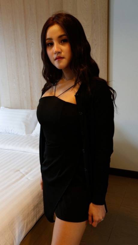 Hermosa chica asiática Zin muestra sus grandes tetas mientras se desnuda para sexo POV