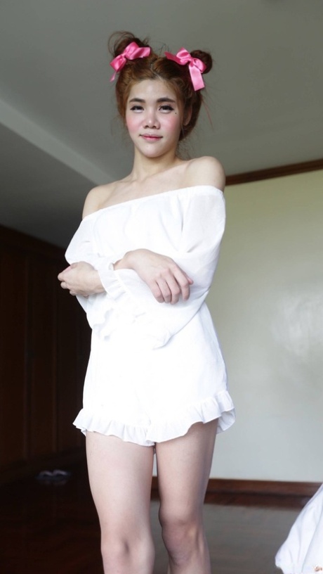 Tímido asiático ladyboy Ami se desnuda su vestido blanco, muestra su pequeña polla y da un BJ