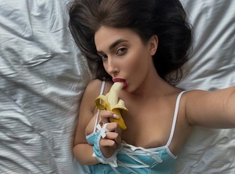 OnlyFans-modellen Katiiia Little Baby poserer i frækt lingeri og nøgen bagdel
