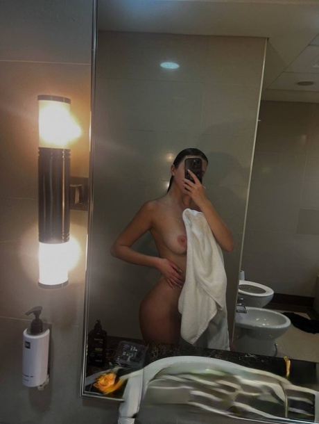 OnlyFans modelka Katiiia Little Baby pózuje ve svém horkém spodním prádle a nahém zadku