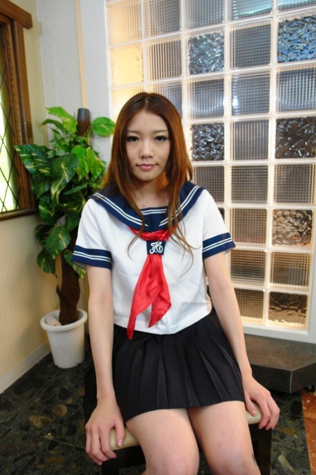 Den japanske skolejenta Aoi Yuki binder beina med et tau og leker med den hårete muffen hennes