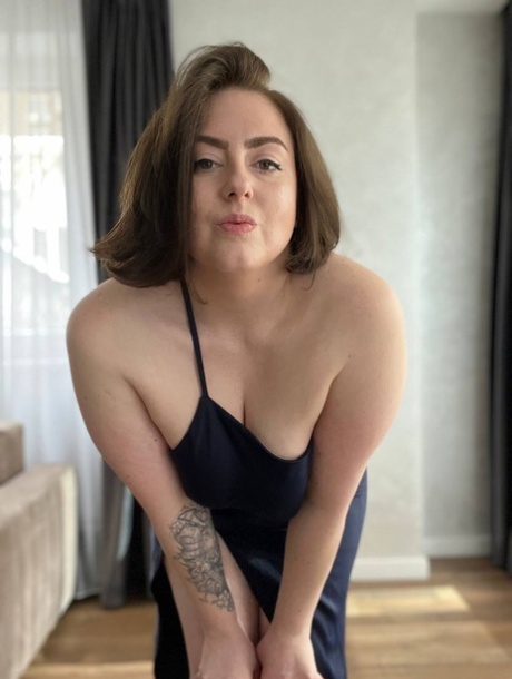 Dikke OnlyFans model Kristi KKK stript & toont haar grote tieten & kont