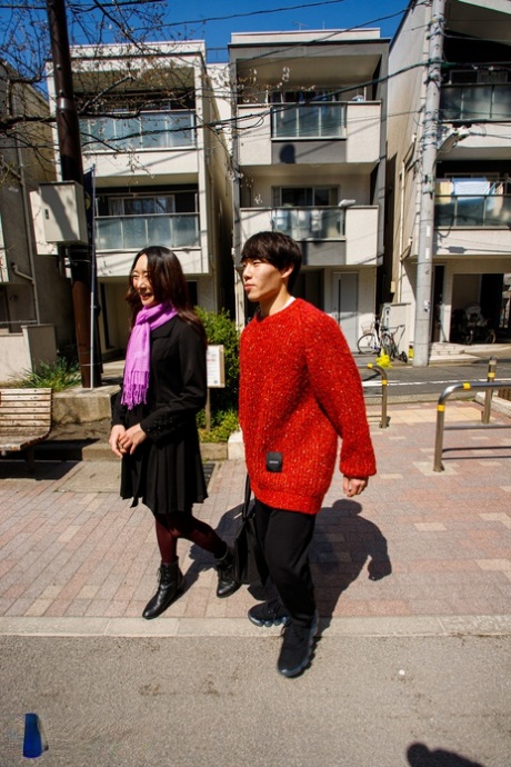 Vreemdgaan Japans Vrouw Miho Wakabayashi scholen een jong tiener jongen