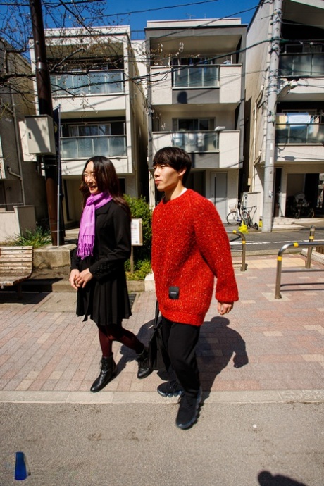 Den otrogna japanska hustrun Miho Wakabayashi skolar en ung tonårspojke