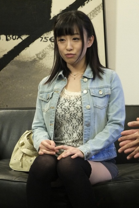 Милая японская школьница Yui Kyouno получает свои отверстия болезненно трахал