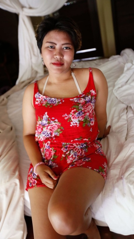 Mollig Aziatisch dienstmeisje Siskag krijgt haar harige kutje uitgebeend & gecreamd POV stijl