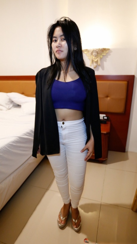 Kurvig asiatisk babe Lita visar upp sin stora röv och bröst när hon strippar för POV-sex