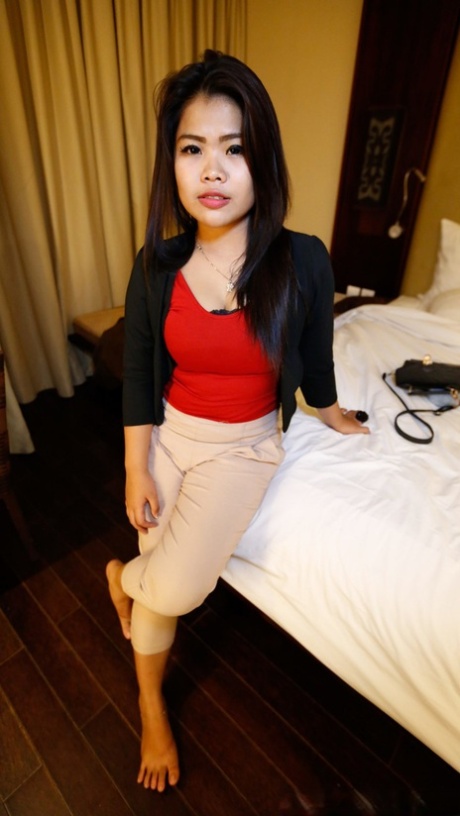 Den smukke asiatiske babe Linda C nyder lidt POV doggystyle-sex efter at have givet et BJ