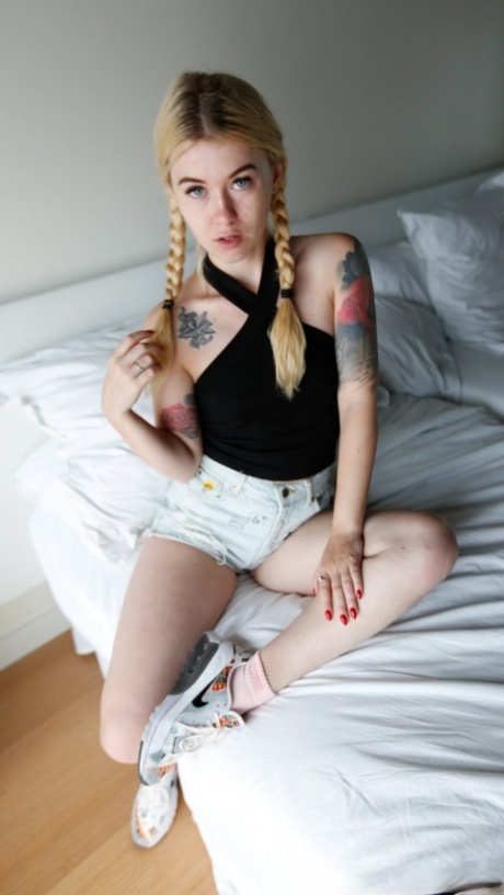 Pigtailed amateur Shelley strips, wrijft haar kut voor het genieten van POV seks