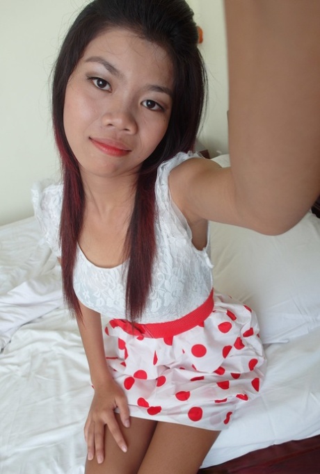 Schattig Aziatisch meisje Kieuw laat haar dikke kont & harige kut zien voordat ze een lul pijpt