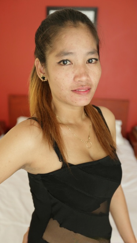 Anita B, mère cambodgienne sexy, montre ses gros seins naturels et baise en POV