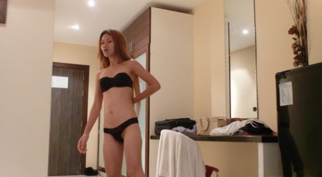 A rapariga asiática Pang mostra as suas belas mamas pequenas e desfruta de sexo POV