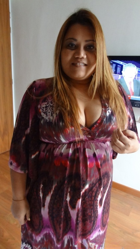 Chubby Asian MILF Nam auf ihren Knien gefickt hart Doggystyle