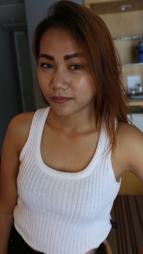 Meen B, adolescente asiatique rousse, se déshabille, se masturbe et baise en POV